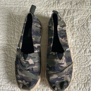 Toms Camouflage Slip-On Shoes Girls Boys Size 3Y